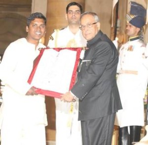 Murugan receiving an award from Mr. Pranab Mukherji, Indiaâ€™s President in New Delhi.